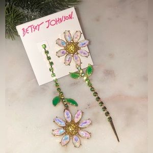 ✨NWT✨ Betsey Johnson Daisy Mismatch Sparkle Dangle Earrings
